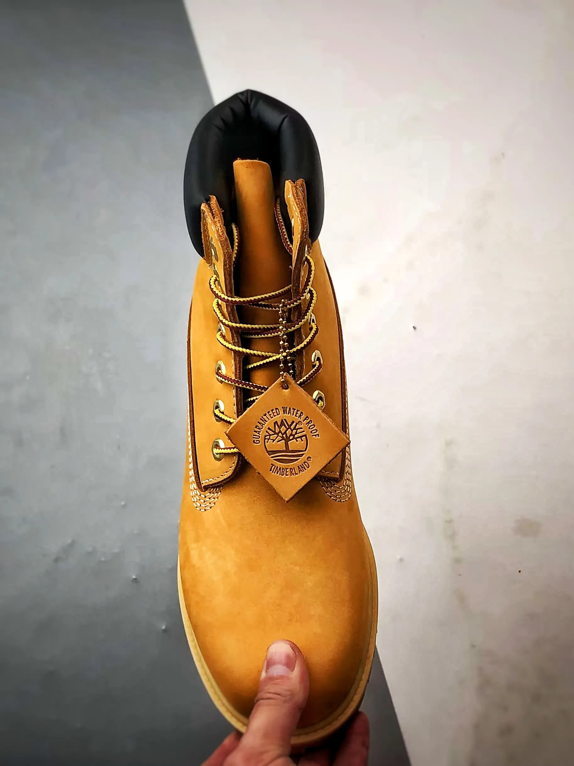 💰480 Timberland Timberland/Timberland 6 Inch Leather Boots (high cost-effective version) classic outdoor 6-inch rhubarb boots. Four-line computer stitching and the same imported first-layer nubuck leather with anti-waterproof function (all interiors are matched with genuine leather materials!!) Original consistent full nubuck leather collar, anti-fatigue shock absorption, honeycomb PU insole, lightweight non-slip rubber two-color combination sole ❗️Original hardware molded shoelace buckle Newly upgraded top-notch craftsmanship. Original factory in Zhongshan. Original imported waterproof leather. Injection molded outsole. Horizontal folding dynamic water-repellent. Original uniform fully frosted leather collar. Brand new original factory packaging shoe box. Item number: TB010061713. Female size: 35.5 36 37 37.5 38 38.5 39. Male size: 39.5 40 41 41.5 42 43 44 45 (leather shoe size)